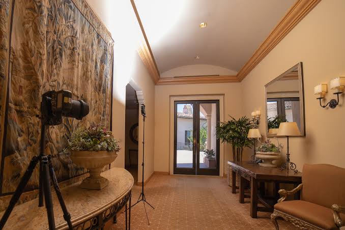 Tripods and speedlights ensure sharp, balanced interior exposures. Source: SLR Lounge
